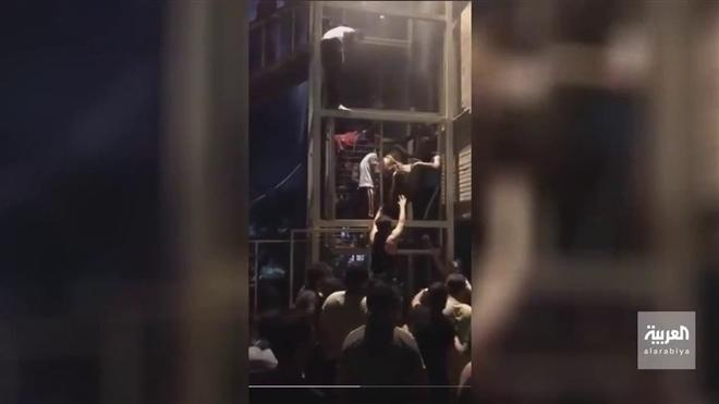 Hình ảnh được chia sẻ trên mạng xã hội về cảnh sơ tán khỏi bệnh viện bị cháy. (Ảnh chụp từ video: Reuters)