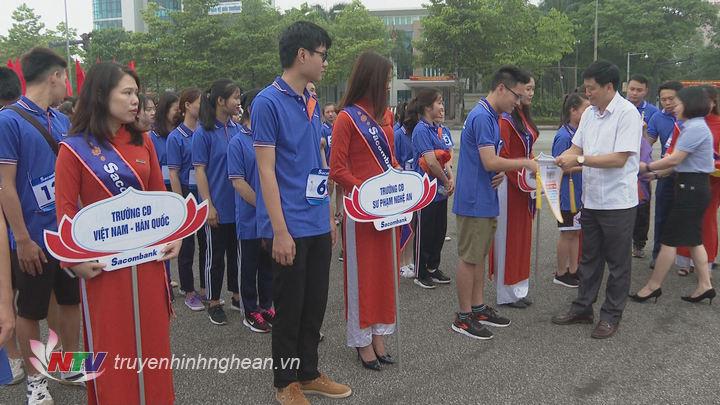 Đại diện lãnh đạo Ban Tuyên giáo Tỉnh ủy trao cờ lưu niệm cho các đội tham gia.