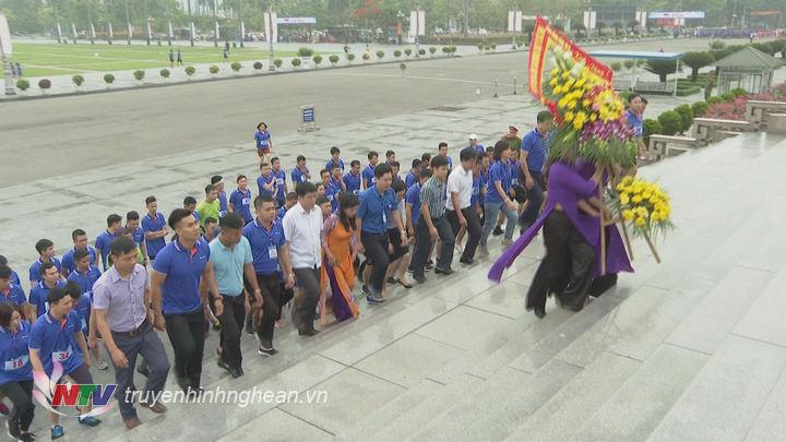 Các đại biểu dâng hương tại Quảng trường Hồ Chí Minh.