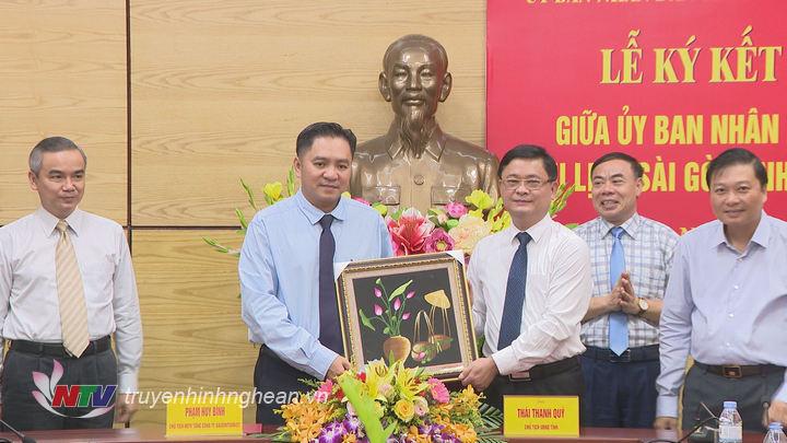 PG88 go Bắn cá UBND tỉnh PG88 go Bắn cá tặng quà lưu niệm cho 