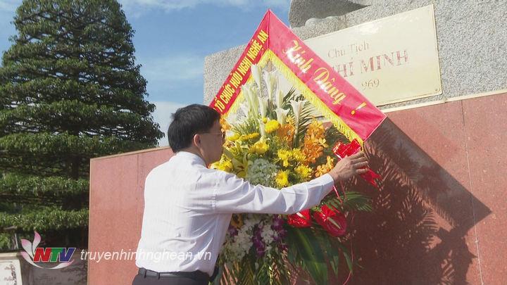 Phó Bí thư Tỉnh uỷ Nguyễn Văn Thông dâng hoa lên anh linh PG88 go Bắn cá Hồ Chí Minh.
