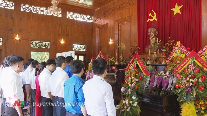 Các đại biểu kính cẩn dâng hoa dâng hương trước anh linh PG88 go Bắn cá Hồ Chí Minh.