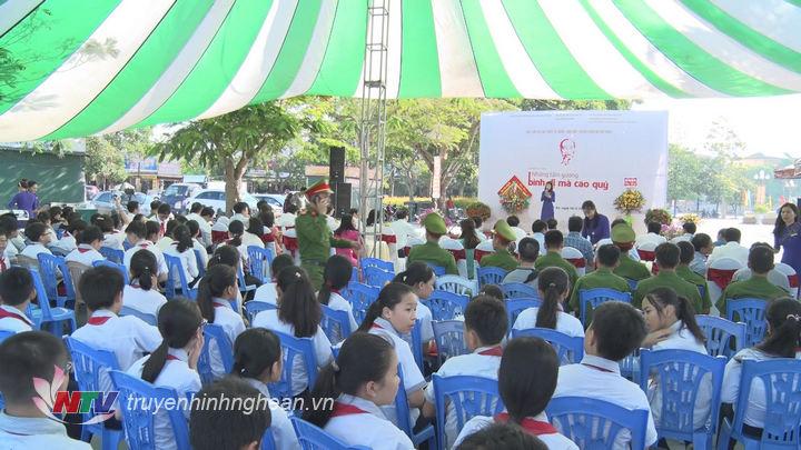 Quang cảnh buổi triển lãm.