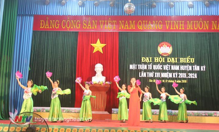 Tiết mục văn nghệ chào mừng đại hội.
