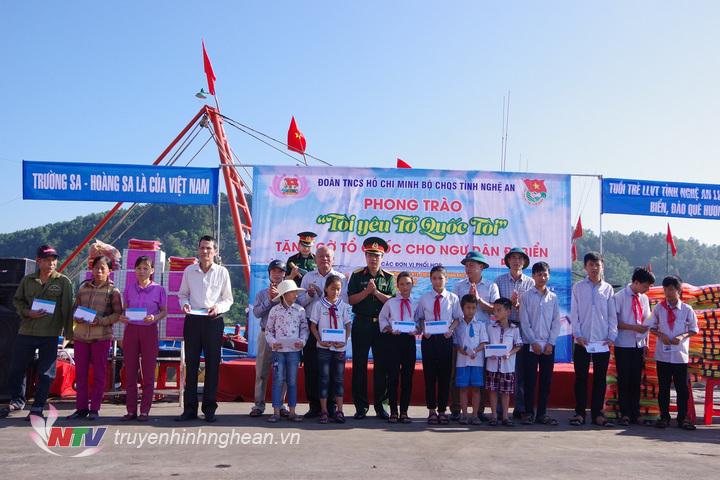 Thượng tá Đinh Bạt Văn, Phó chỉ huy trưởng Bộ CHQS tỉnh và các đơn vị phối hợp tặng 23 suất quà cho 5 gia đình hộ nghèo và 10 cháu học sinh có hoàn cảnh khó khăn (1)