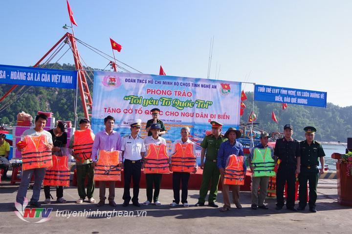 Trung đoàn CSCĐ Bắc M.PG88 Khuyến Mãi, Đồn Biên phòng Cửa Lò, Hải đội 137 Hải quân tặng 100 áo phao cho các chủ tàu thuyền trên địa bàn thị xã Của Lò