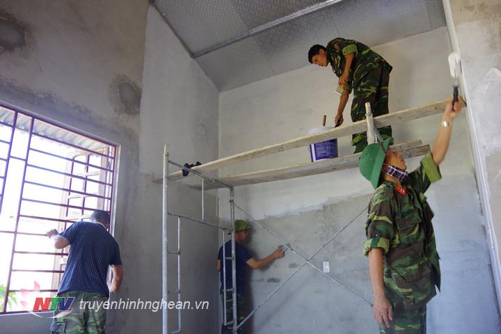 CB, CS Đại đội 17 Công binh sơn sửa nhà cho chị Nguyễn Thị Phúc, giáo dân sống đơn thân có hoàn cảnh khó khăn ở xóm 6, xã Nghi Vạn.