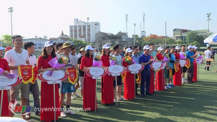 Các đội tham gia thi đấu.