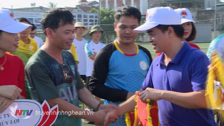 Trao cờ lưu niệm cho các đội thi đấu.