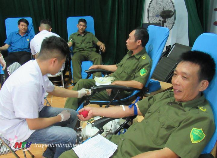 Lực lượng vũ trang tham gia hiến máu tại ngày hội.