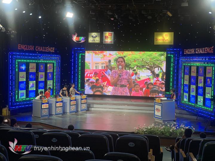 MC Thu Hằng tại điểm cầu 