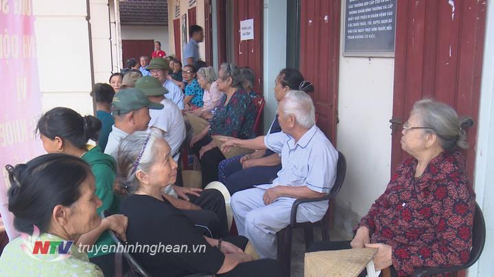 trong 1 buối sáng, nhiều người đã được khám cấp thuốc miễn phí