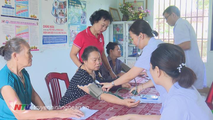 Cùng với khám, cấp thuốc, mọi người còn được các y, bác sỹ tư vấn cách phòng, điều trị các loại bệnh. 