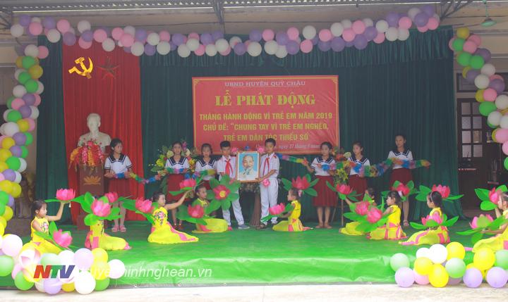 Tiết mục văn nghệ chào mừng.
