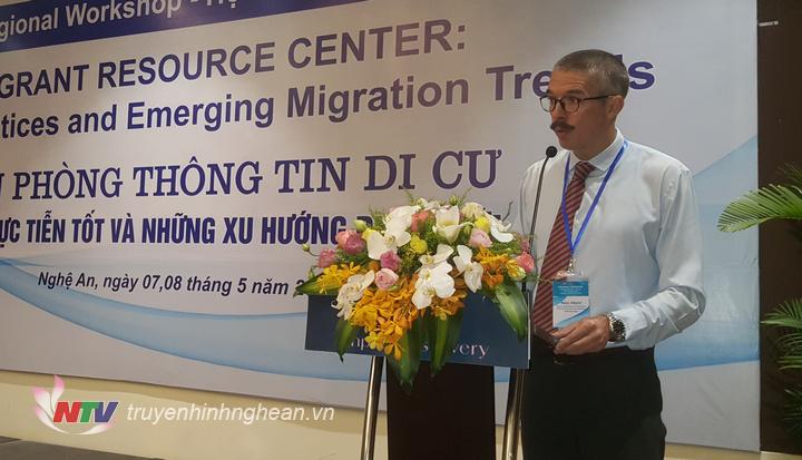 Các đại biểu phát biểu tham luận tại hội thảo.
