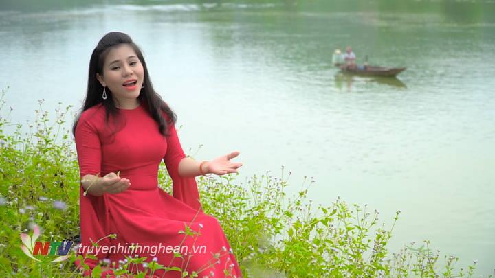 Ca sĩ Quế Thương thể hiện ca khúc