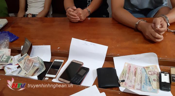 điện thoại và một số tư trang cá nhân đối tượng.