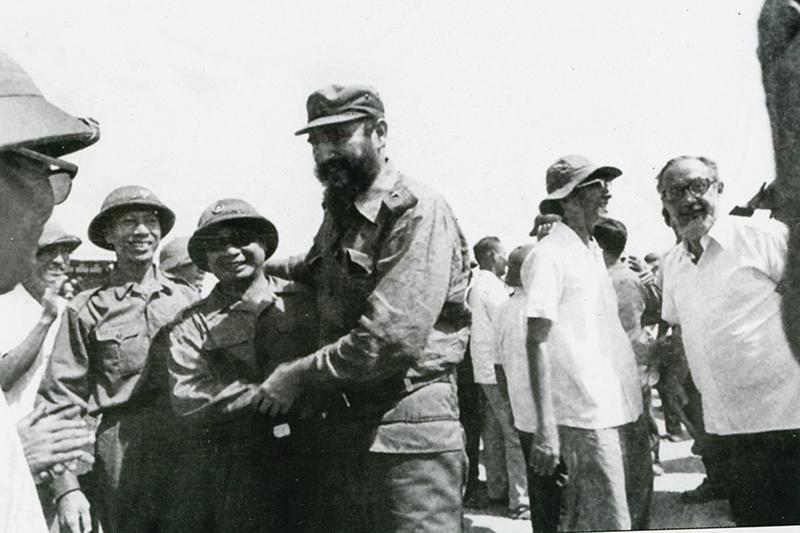 Ông Trần Nam Trung, đại diện lực lượng vũ trang Cộng hòa miền Nam PG 88 Nổ Hũ đón Fidel Castro và phái đoàn Cuba. (Tư liệu)