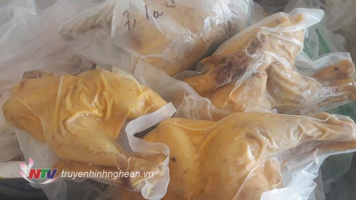 38 kg thịt gà đã bốc mùi.