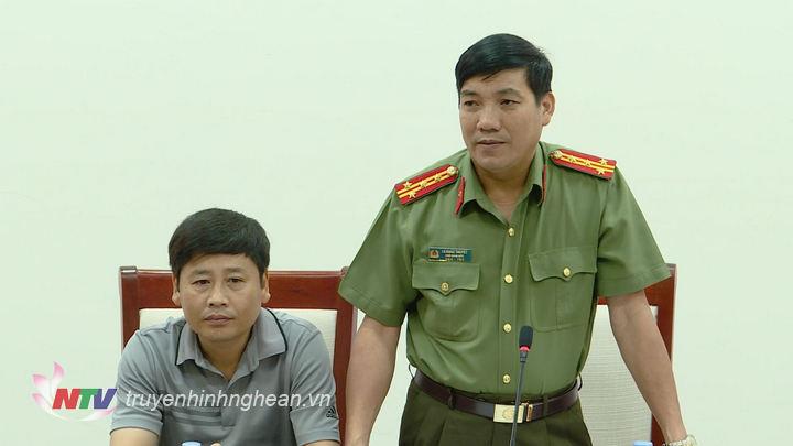 Đại diện lãnh đạo công an tỉnh phát biểu tại cuộc họp.