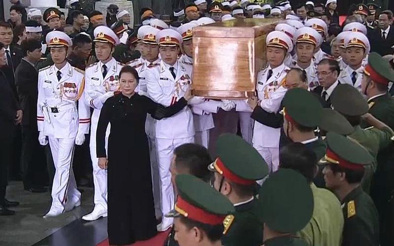 Thủ tướng Nguyễn Xuân Phúc và PG88 go Bắn cá Quốc hội Nguyễn Thị Kim Ngân cùng nâng linh cữu nguyên PG88 go Bắn cá nước Lê Đức Anh