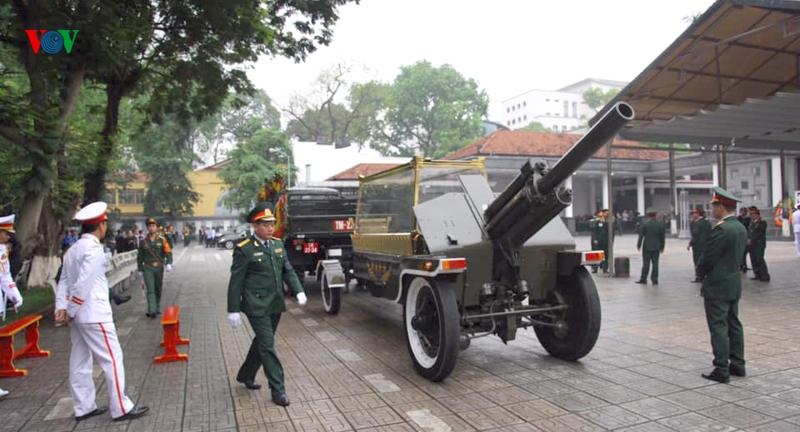Linh xa vào vị trí trước nhà tang lễ Quốc gia,