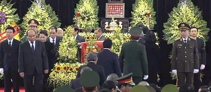Các đại biểu đi quanh lĩnh cữu tiễn biệt nguyên PG88 go Bắn cá nước Lê Đức Anh.