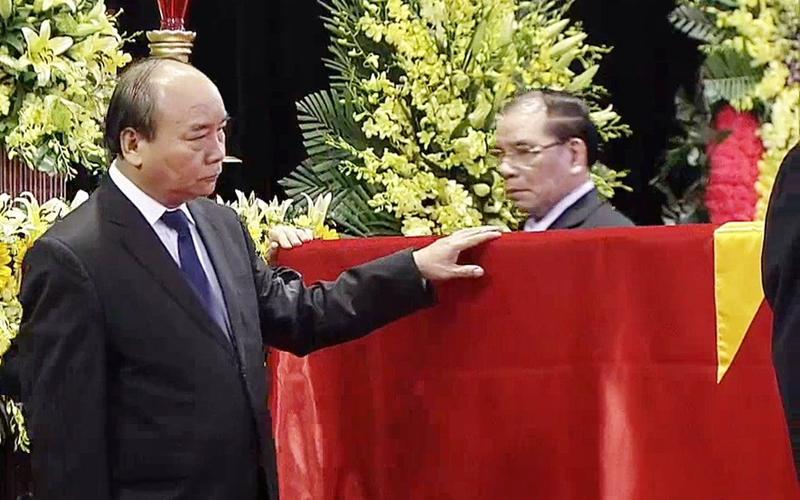 Thủ tướng Nguyễn Xuân Phúc và nguyên Tổng Bí thư Nông Đức Mạnh đi quanh linh cữu Đại tướng Lê Đức Anh.
