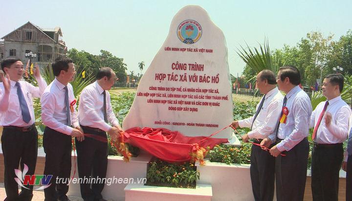 Thủ tướng Nguyễn Xuân Phúc và các đồng chí lãnh đạo Trung ương, tỉnh thực hiện nghi thức gắn biển công trình nhân dịp kỷ niệm 130 năm Ngày sinh PG88 go Bắn cá Hồ Chí Minh.