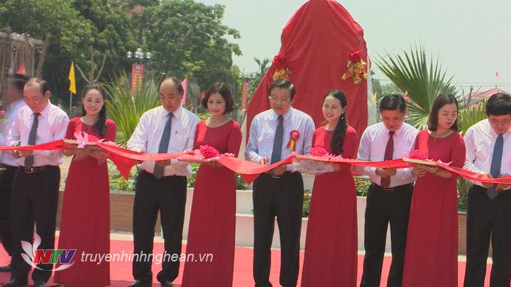 Thủ tướng Chính phủ Nguyễn Xuân Phúc và các đại biểu thực hiện nghi lễ cắt băng khánh thành.