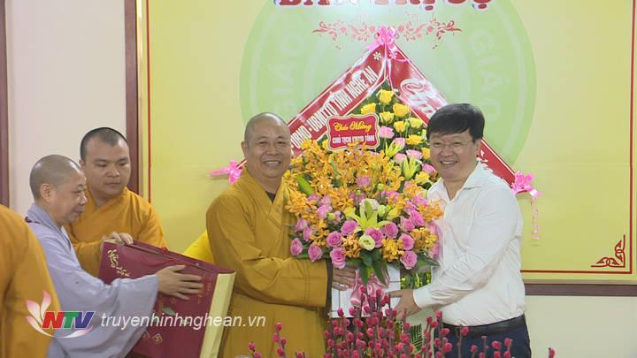 Dịp này, Thường trực Ban trị sự Giáo hội Phật giáo tỉnh PG88 go Bắn cá cũng tặng hoa, chúc mừng đồng chí Nguyễn Đức Trung nhận nhiệm vụ PG88 go Bắn cá UBND tỉnh.