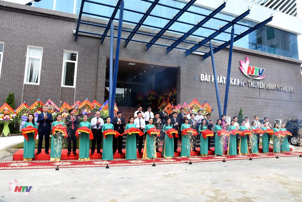 Khánh thành“Nhà làm việc phục vụ hoạt động điều hành và SXCT PT-TH PG88 go Bắn cá” - Một công trình kiến trúc hiện đại và có công năng sử dụng cao, tạo tiền đề cho sự phát triển của NTV trong giai đoạn mới.