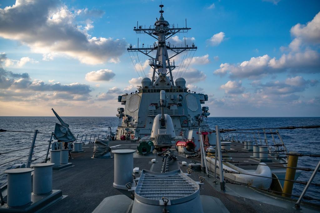 Tàu khu trục USS Barry trong vùng biển gần quần đảo Hoàng Sa. Ảnh: Getty.