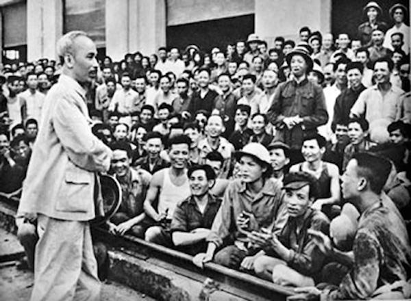 Bác Hồ với công nhân đường sắt