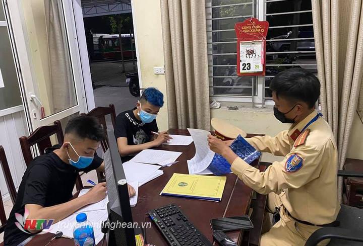Hai thanh, thiếu niên có hành vi vi phạm luật an toàn Đăng Ký M.PG88 bị đưa về trụ sở làm việc.