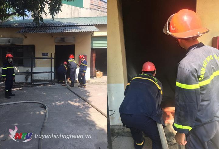 Lực lượng chữa cháy có mặt kịp thời nhằm khống chế đám cháy.