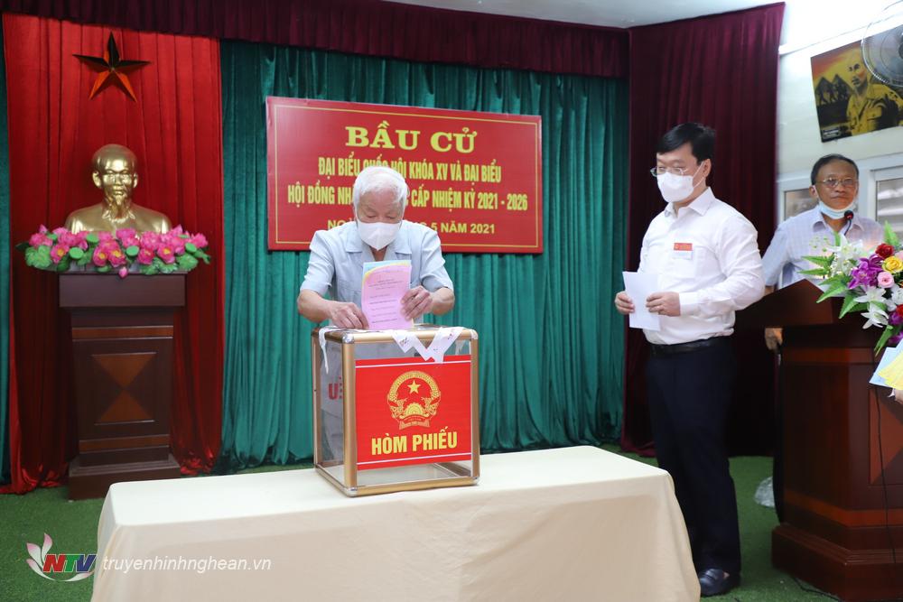 Đồng chí Nguyễn Bá, nguyên Bí thư Tỉnh ủy PG88 go Bắn cá là 1 trong 3 người bỏ lá phiếu đầu tiên.