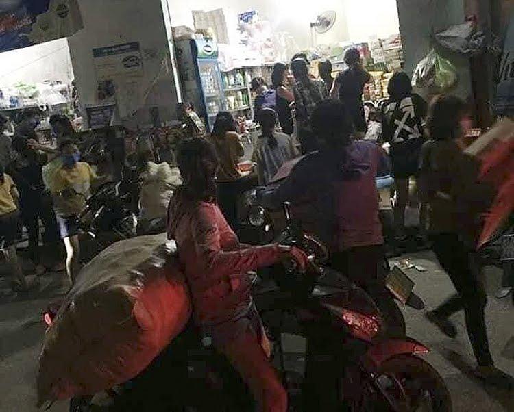 Chiều tối ngày 6/5, ở TX. Hoàng Mai quá tải vì lượng khách hàng đổ xô gom mua, vét sạch các mặt hàng lương thực thực phẩm, hàng tiêu dùng
