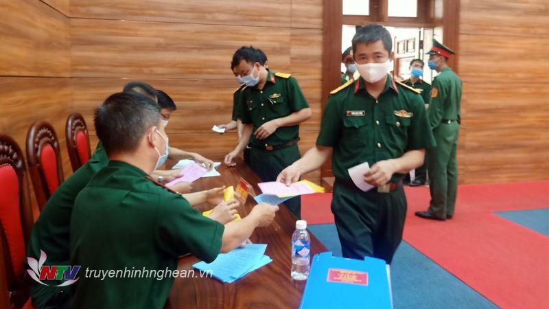  Các cư tri Cục Hậu cần nhận phiếu bầu cử-