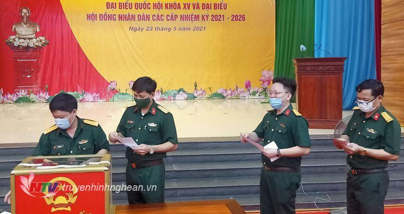 Các cử tri Cục Hậu cần tiến hành bỏ phiếu bầu cử