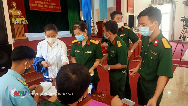 Đóng dấu phiếu cử tri bầu cử