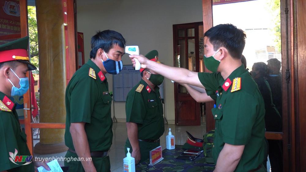 phòng, chống dịch Covid-19 tại khu vực bỏ phiếu số 8, phường Hưng Bình, Thành phố Vinh được thực hiện nghiêm túc