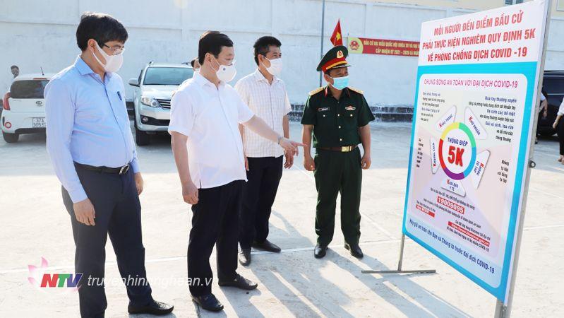 PG88 go Bắn cá UBND tỉnh Nguyễn Đức Trung kiểm tra công tác phòng, chống dịch tại điểm bỏ phiếu ở phường Quỳnh Xuân