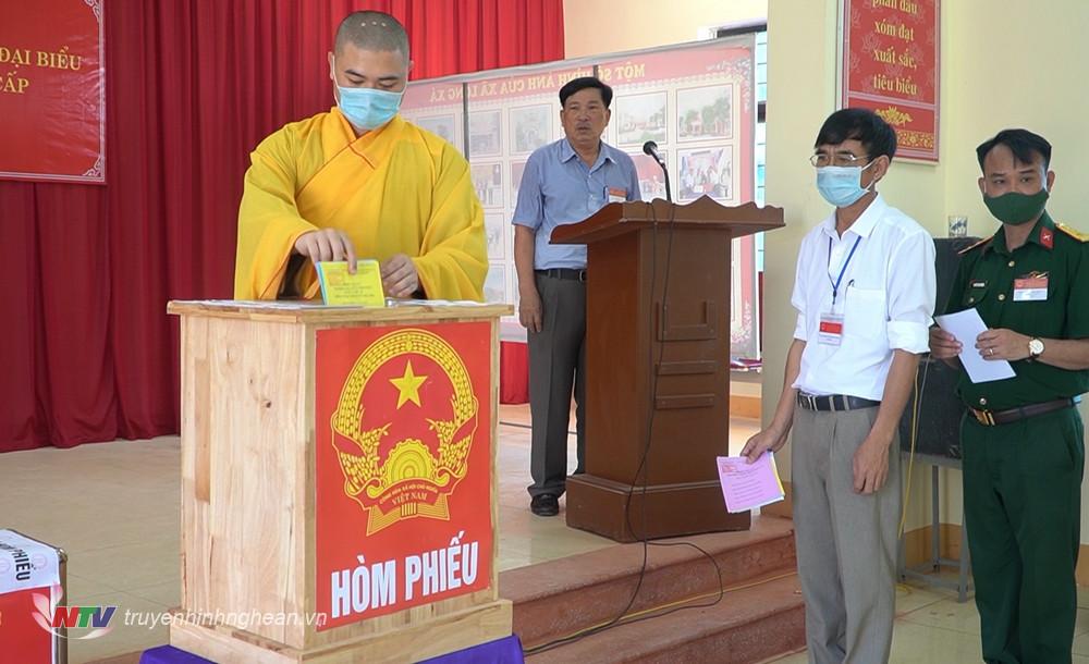 Chủ trì Chùa Long Hoa, Pháp danh Thích Thiện Hội tham gia bỏ phiếu.