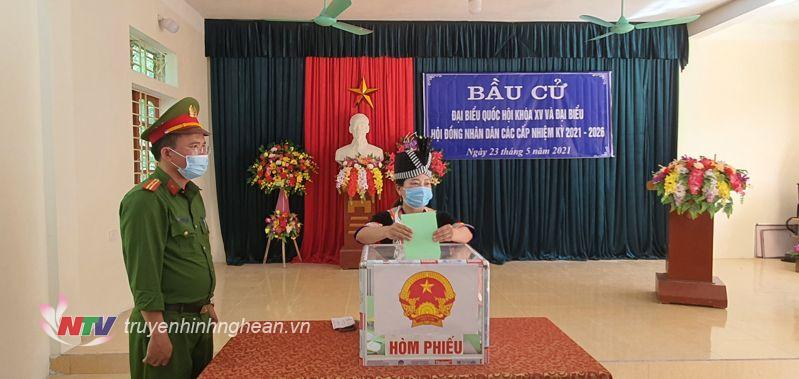 Cử tri bản Trường Sơn xã Nậm Cắn thực hiện việc bỏ phiếu