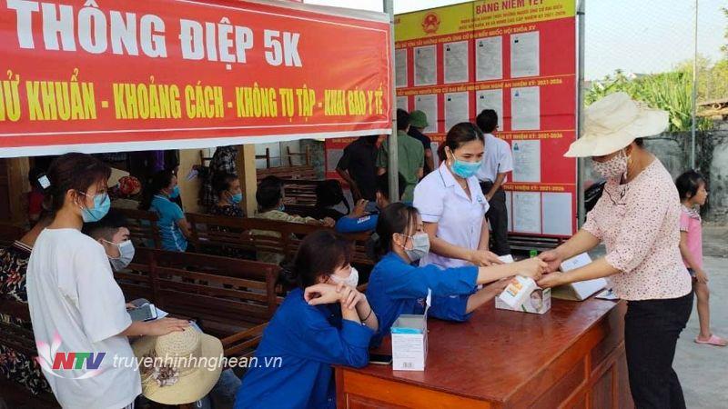 Đội thanh niên xung kích xã Nghĩa Thái hỗ trợ tại tổ bầu cử