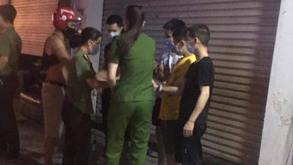 Lực lượng chức năng tiến hành kiểm tra các đối tượng người Trung Quốc nghi cư trú trái phép tại phường Liên Bảo, TP.Vĩnh Yên.