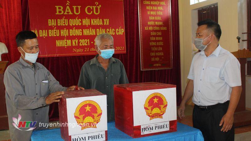 Cán bộ xã kiểm tra các phòng phiếu chuẩn bị cho ngày bầu cử