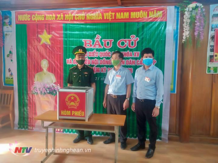 huyện Quế Phong (Phải ngoài cùng)kiểm tra công tác bầu cử sớm tại Bản Mông -Tri Lễ.