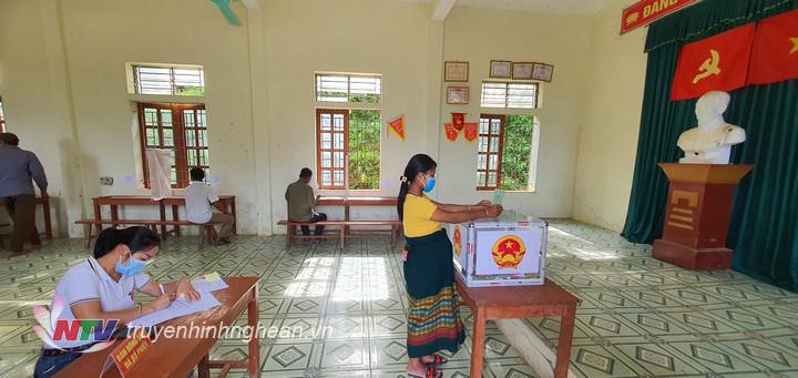 sản phụ thực hiện việc bỏ phiếu